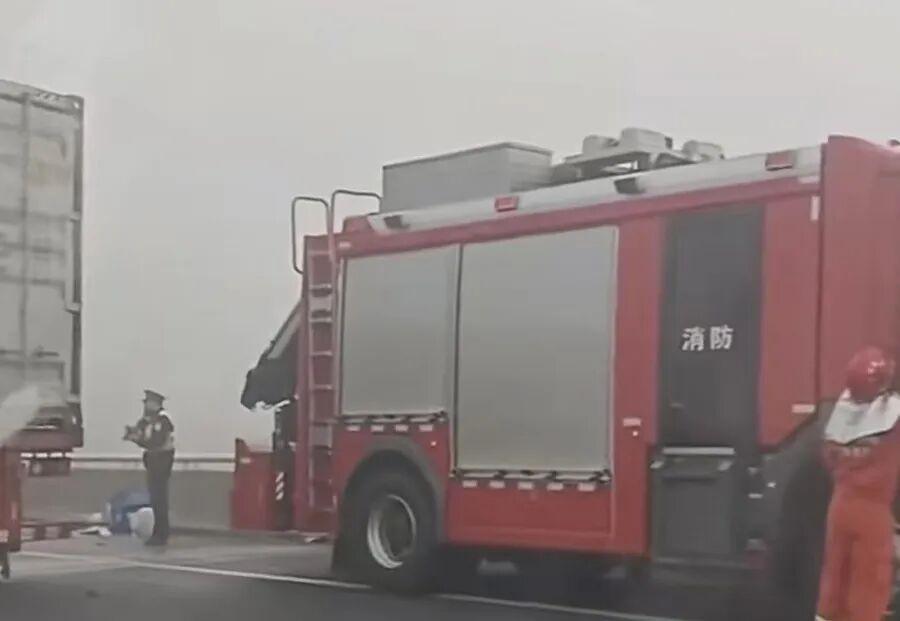 世预赛买球投注-G40沪陕高速往江苏方向发生一起多车相撞事故,1人抢救无效死亡